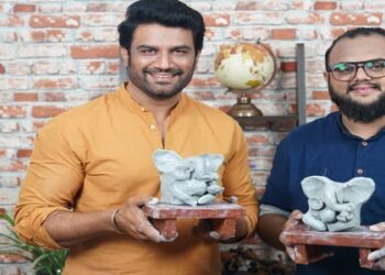 Sharad Kelkar makes Eco Friendly Ganesha in Just 10 Minutes!